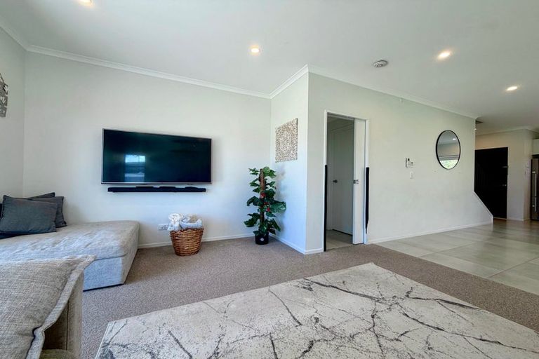 Photo of property in 43 Pepene Avenue, Takanini, 2112