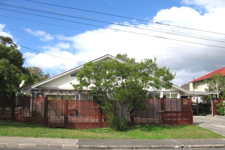 Photo of property in 1 Ozich Avenue, Te Atatu South, Auckland, 0610