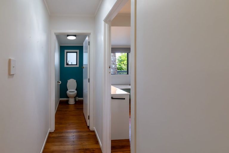 Photo of property in 44 Hollywood Avenue, Titirangi, Auckland, 0604