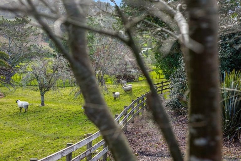 Photo of property in 25 Hawkes Access Road, Waitoki, Silverdale, 0994