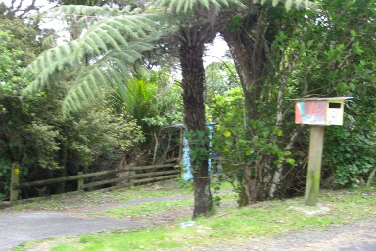Photo of property in 9 Rayner Road, Piha, New Lynn, 0772