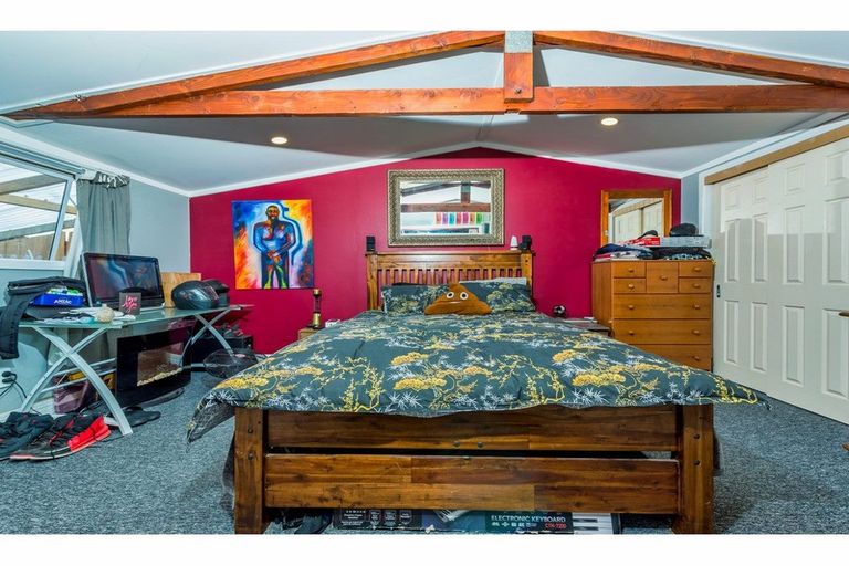 Photo of property in 14 Fairdene Avenue, Henderson, Auckland, 0610