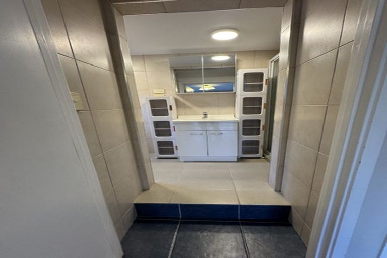 Photo of property in 18 Normanton Street, Glenfield, Auckland, 0629