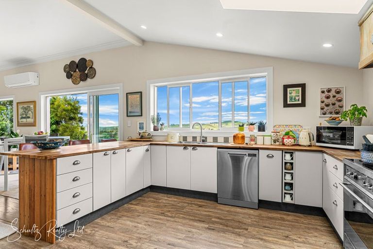 Photo of property in 17 Oparakau Road, Matakohe, 0594