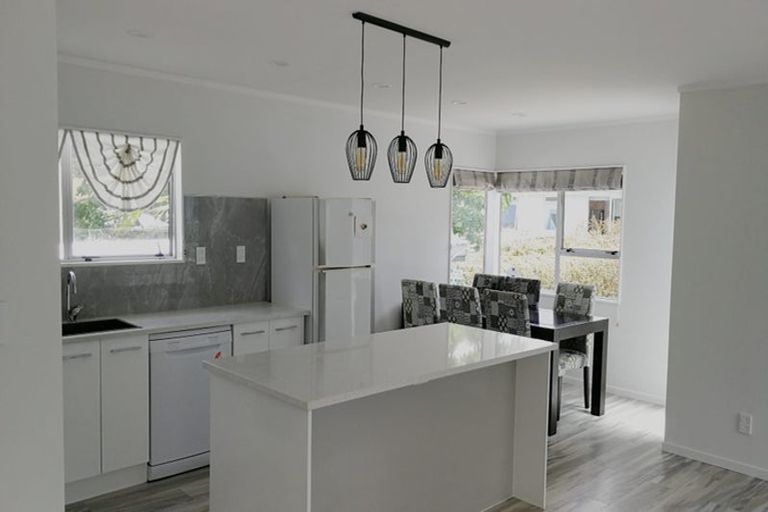 Photo of property in 41 Yeovil Road, Te Atatu Peninsula, Auckland, 0610