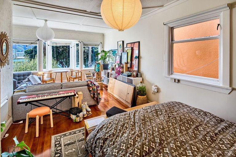 Photo of property in 122 Oriental Parade, Oriental Bay, Wellington, 6011