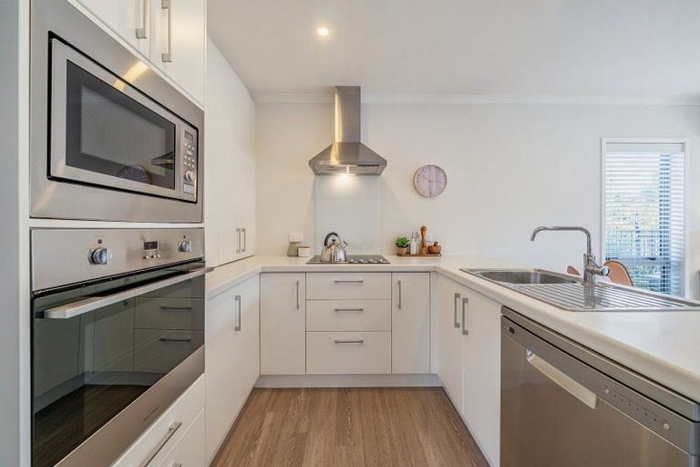 Photo of property in 92 Sunstone Crescent, Timberlea, Upper Hutt, 5018