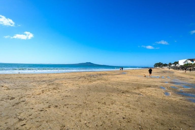 Photo of property in Seaview Apartments, 3/64 Milford Road, Milford, Auckland, 0620