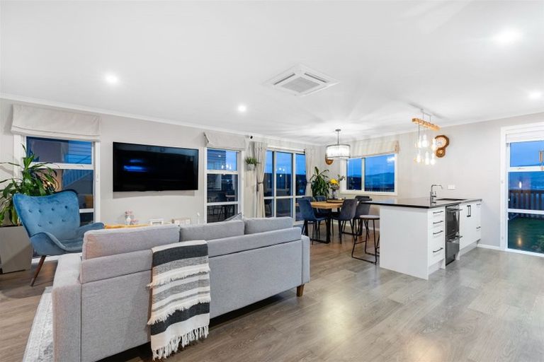 Photo of property in 11 Rotorua Grove, Aotea, Porirua, 5024