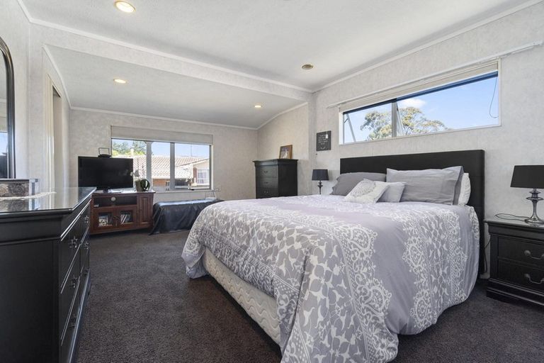 Photo of property in 35 Cyclarama Crescent, Massey, Auckland, 0614