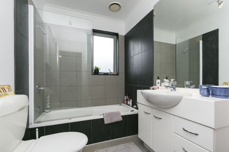 Photo of property in 2/6 The Parade, Island Bay, Wellington, 6023