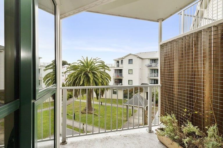 Photo of property in Palm Grove Apartments, 12/13c Palm Grove, Berhampore, Wellington, 6023