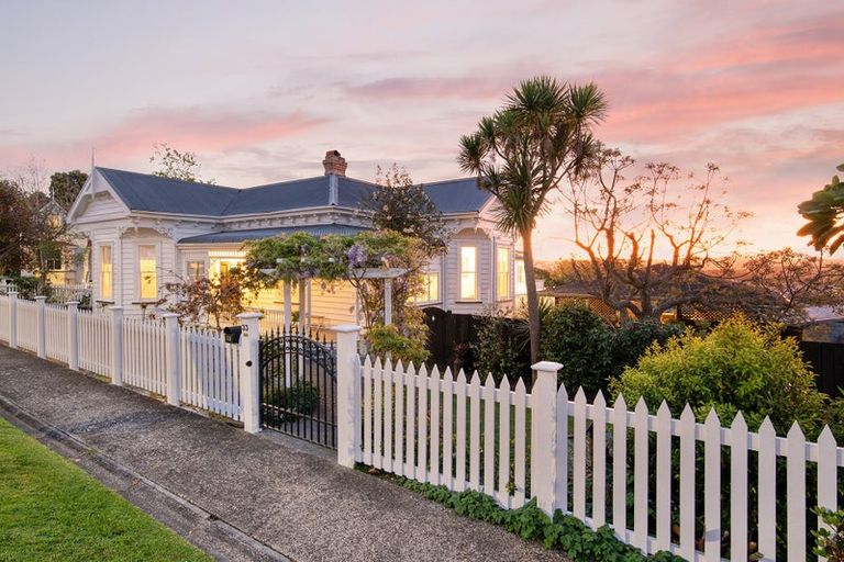 Photo of property in 33 Garfield Road, Helensville, 0800