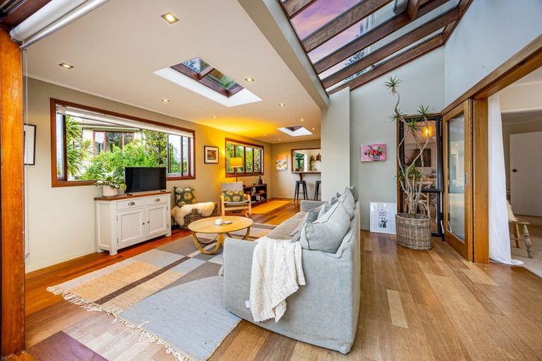 Photo of property in 2/10e Penning Road, Castor Bay, Auckland, 0620