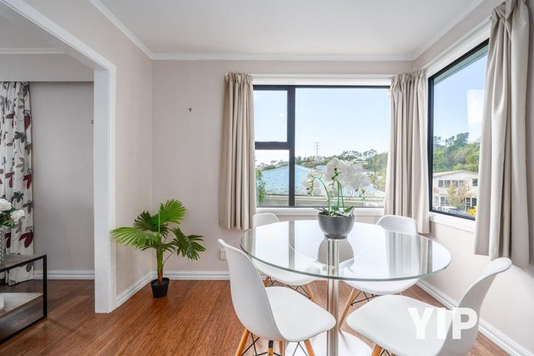 Photo of property in 2 Griffiths Grove, Newlands, Wellington, 6037