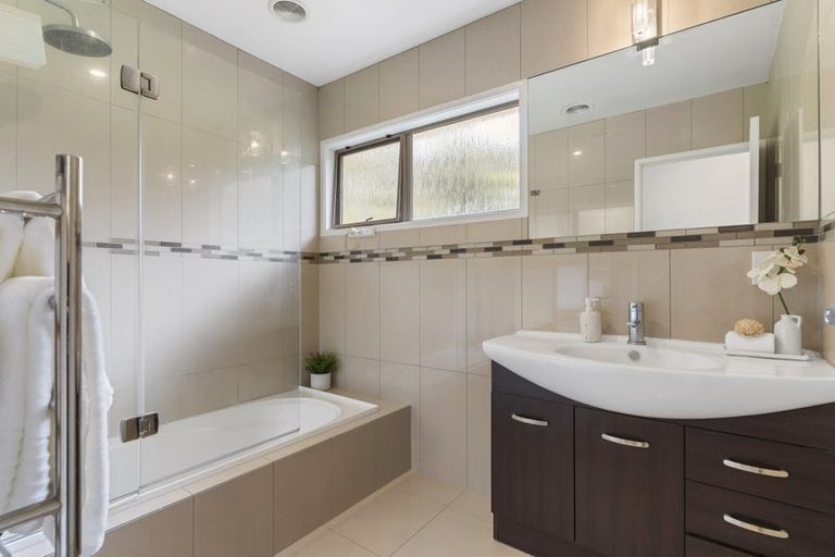 Photo of property in 1/21 Woodcote Drive, Glenfield, Auckland, 0629