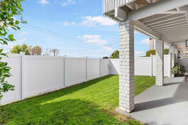 Photo of property in 2/33 Parr Terrace, Castor Bay, Auckland, 0620