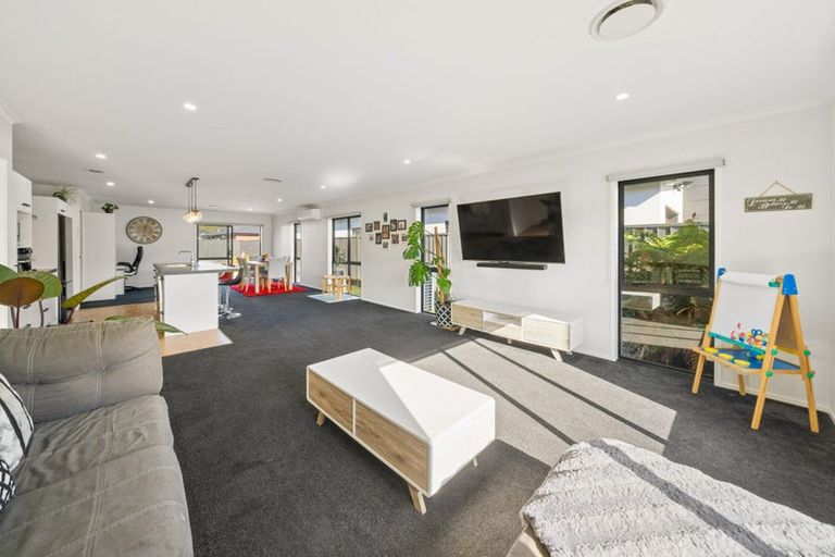 Photo of property in 17 Te Kaeaea Crescent, Wallaceville, Upper Hutt, 5018