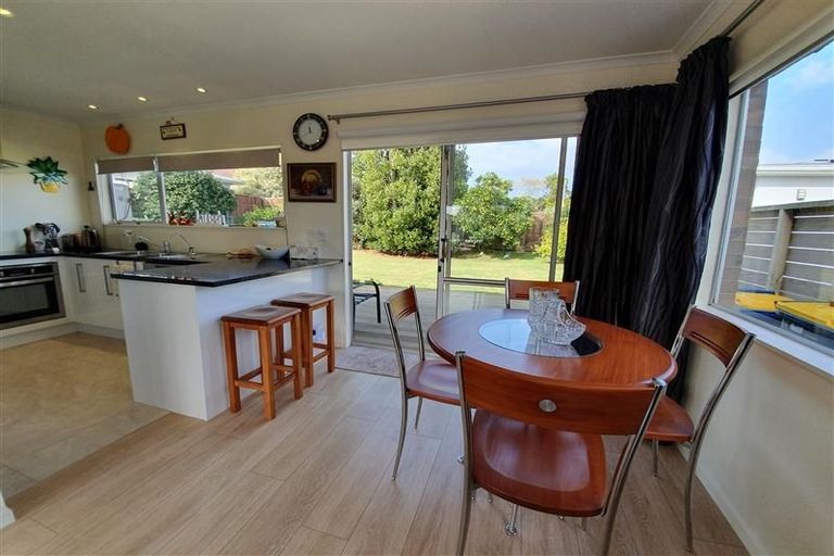 Photo of property in 18a/2 Sherwood Avenue, Te Atatu South, Auckland, 0610