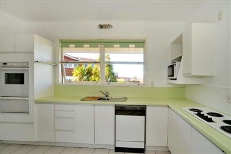 Photo of property in 10 Martin Crescent, Northcote, Auckland, 0627