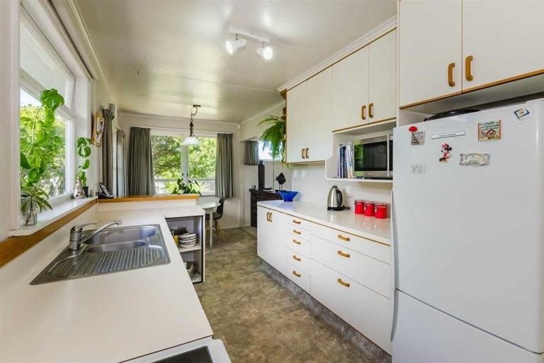 Photo of property in 37 Mazengarb Road, Paraparaumu Beach, Paraparaumu, 5032