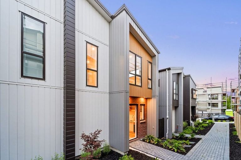 Photo of property in 22 Don Oliver Lane, Glen Eden, 0602
