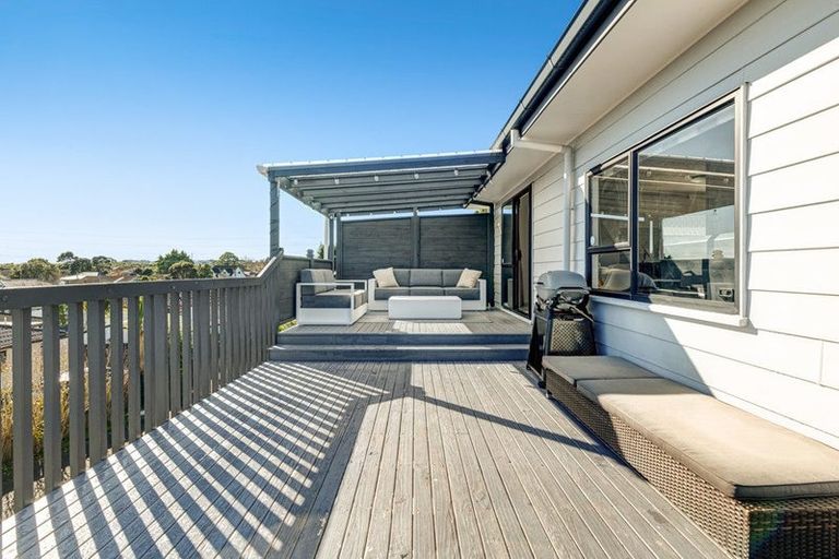 Photo of property in 2/8 Sevilla Place, Unsworth Heights, Auckland, 0632