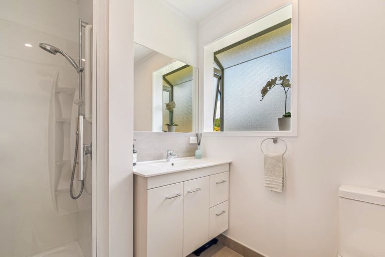 Photo of property in 37 Fitzwater Place, Henderson, Auckland, 0612