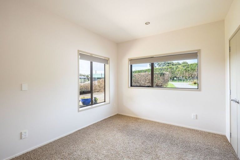 Photo of property in 2 Arthur Road, Paraite, New Plymouth, 4373