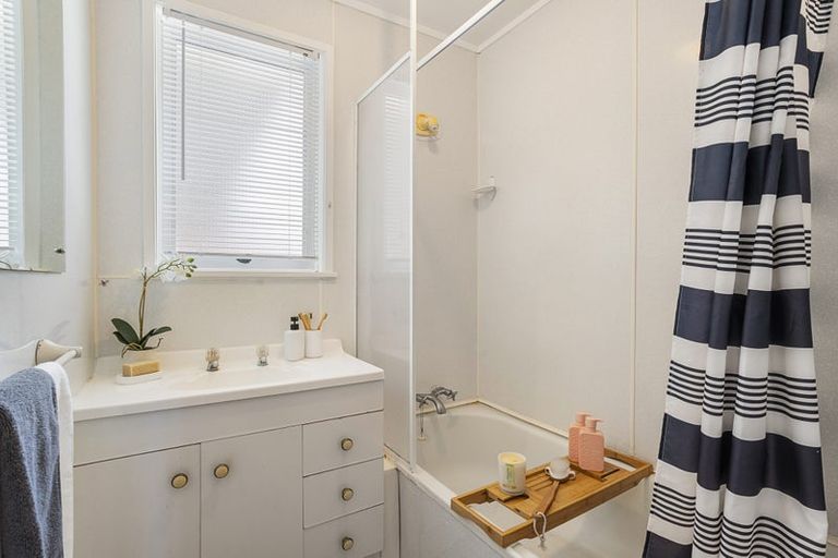 Photo of property in 5 Papa Place, Birkdale, Auckland, 0626