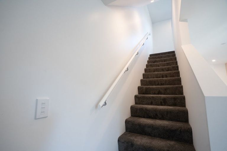 Photo of property in 2/176 Cambridge Terrace, Fairfield, Lower Hutt, 5011