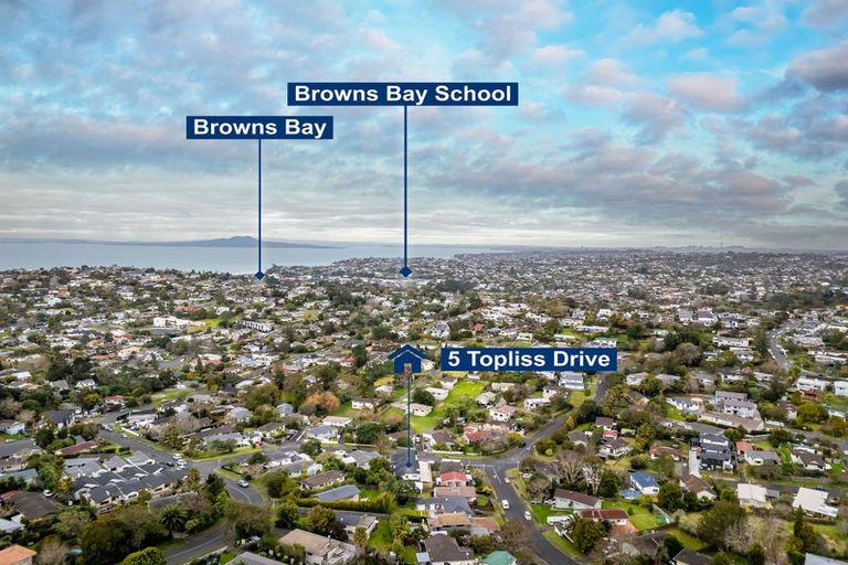 Photo of property in 5a Topliss Drive, Northcross, Auckland, 0632