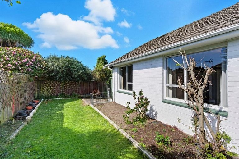 Photo of property in 1/2 Lomax Place, Islington, Christchurch, 8042