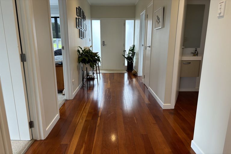 Photo of property in 22 Clinton Avenue, Te Atatu Peninsula, Auckland, 0610