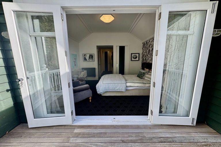 Photo of property in 322 Oriental Parade, Oriental Bay, Wellington, 6011