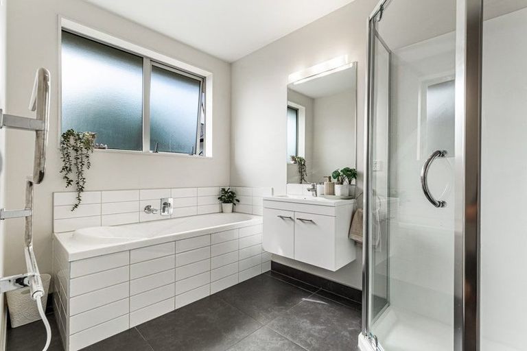Photo of property in 44c Gilbransen Road, Kumeu, 0810