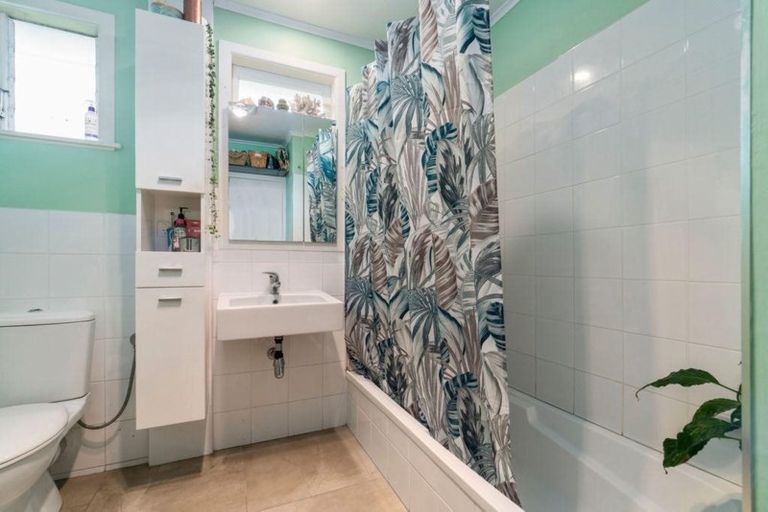 Photo of property in 8 Murray Road, Te Atatu Peninsula, Auckland, 0610