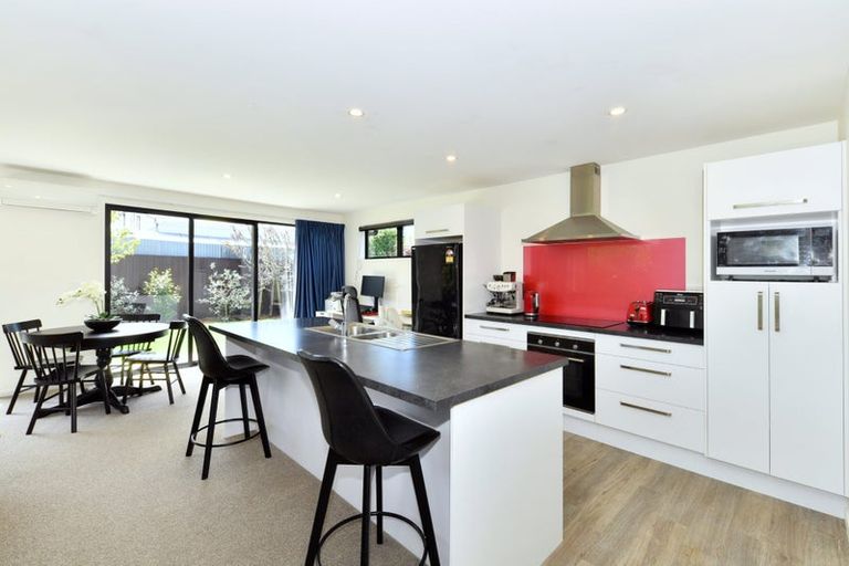 Photo of property in 10 Fairbairn Close, Halswell, Christchurch, 8025