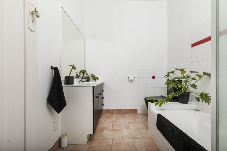 Photo of property in 5 Don Buck Road, Henderson, Auckland, 0614