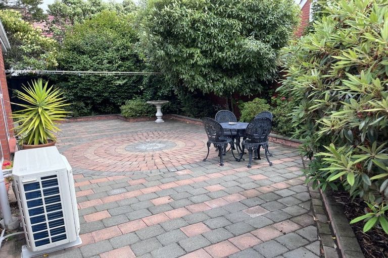 Photo of property in 50 Saint Andrews Square, Strowan, Christchurch, 8052