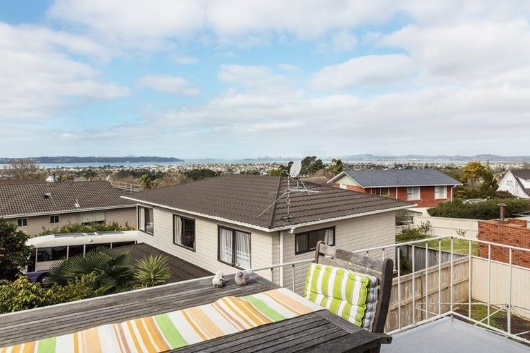 Photo of property in 2 Colwill Road, Massey, Auckland, 0614