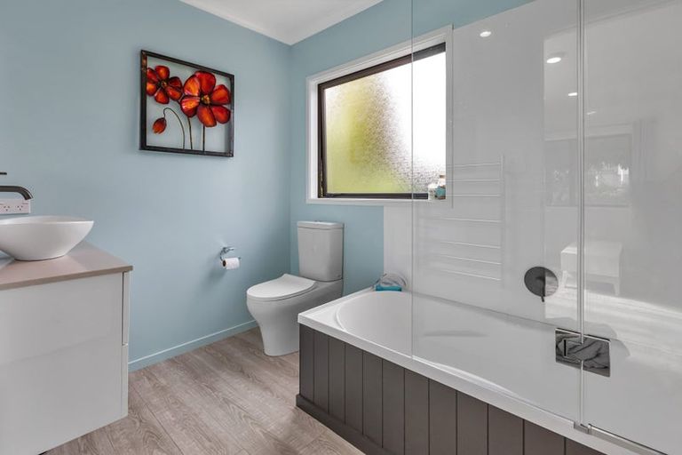 Photo of property in 1 Ishtar Place, One Tree Point, 0118