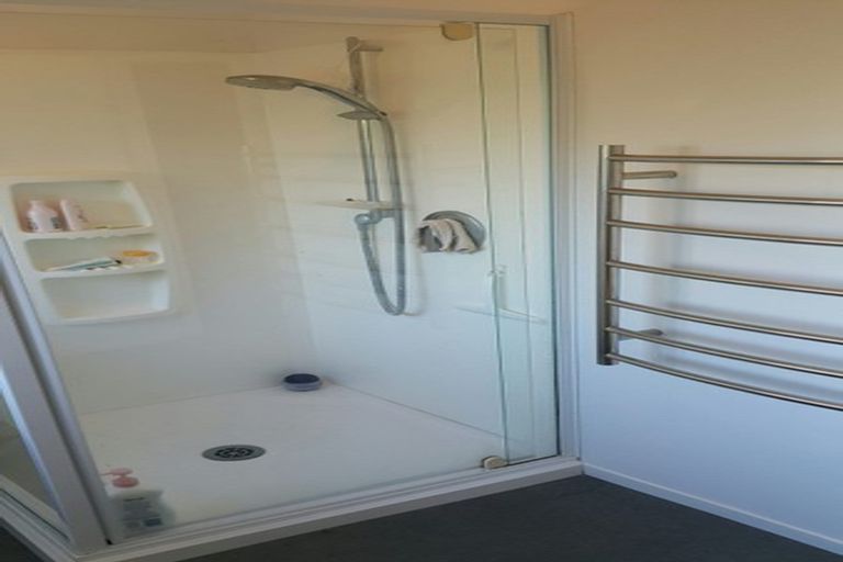 Photo of property in 2/16 Shanaway Rise, Hillcrest, Auckland, 0627