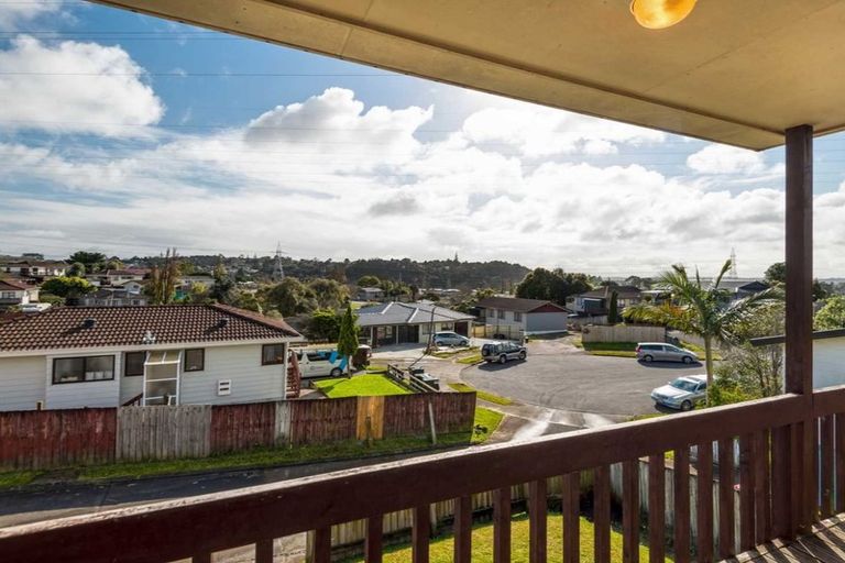Photo of property in 12 Halloran Place, Massey, Auckland, 0614
