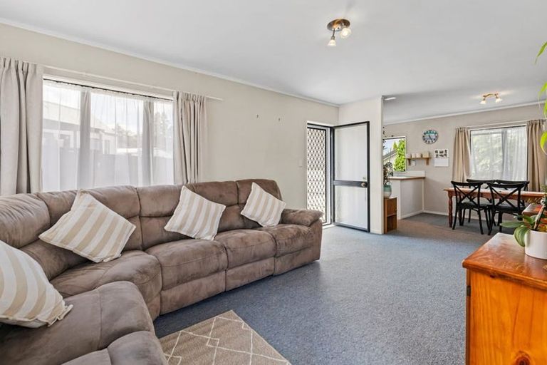 Photo of property in 2/4 Leven Lane, Totara Heights, Auckland, 2105
