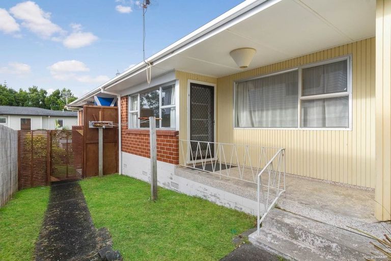 Photo of property in 3/305 Great North Road, Henderson, Auckland, 0612