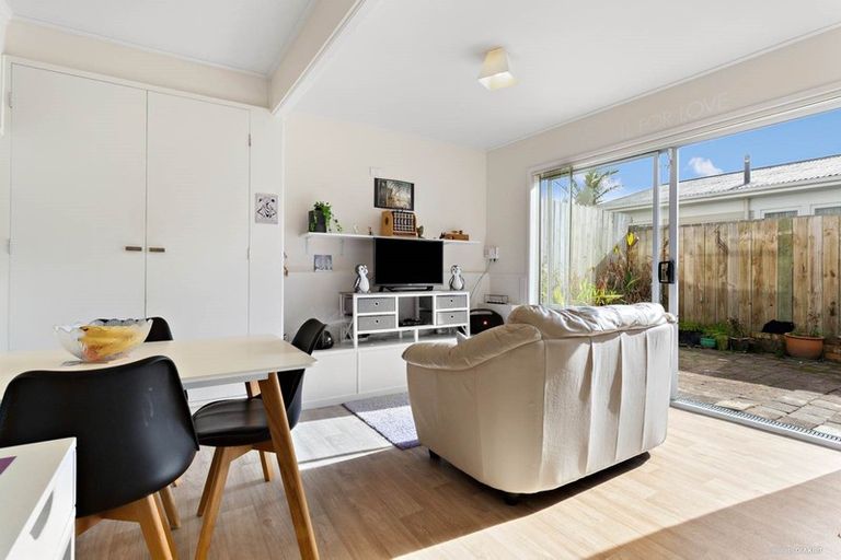 Photo of property in 1/58 Pupuke Road, Hillcrest, Auckland, 0627