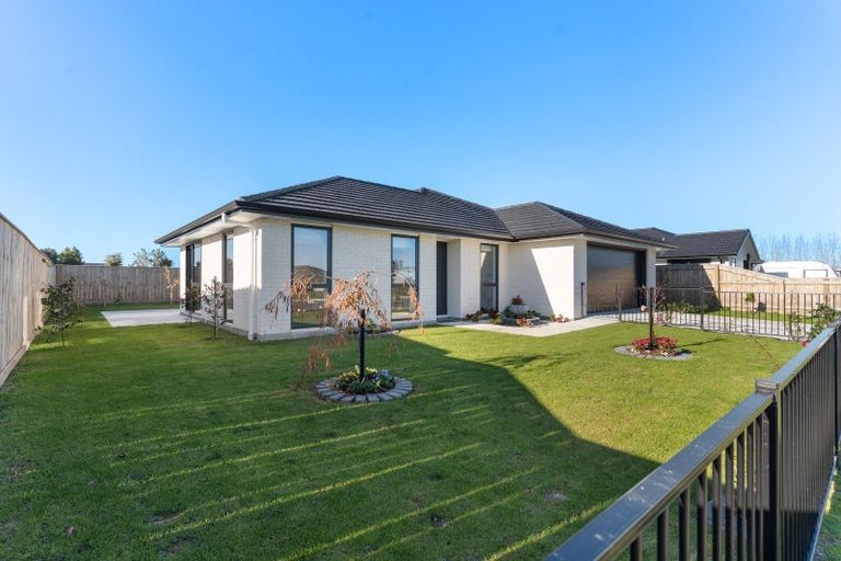 Photo of property in 6 Georgina Beyer Way, Carterton, 5713