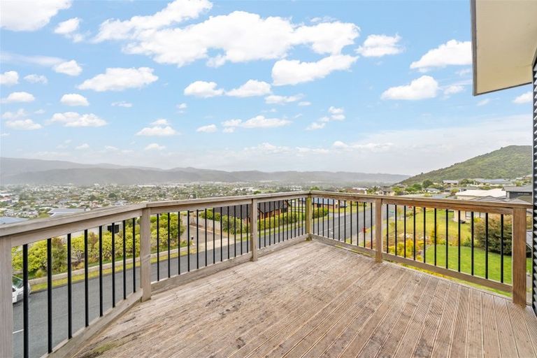 Photo of property in 15 James Nairn Grove, Riverstone Terraces, Upper Hutt, 5018