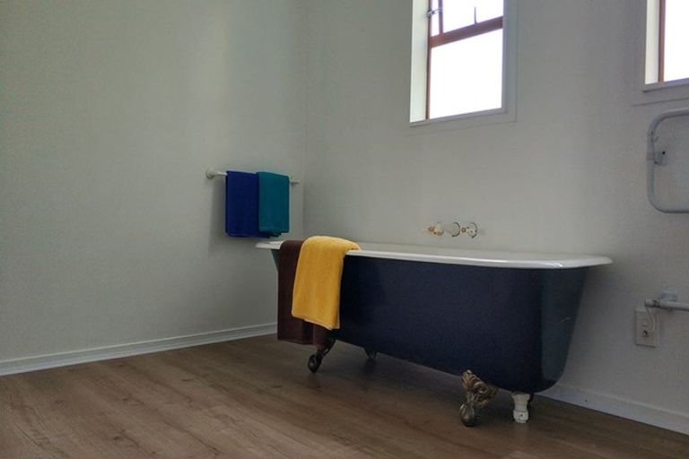 Photo of property in 4 Hollyhock Place, Browns Bay, Auckland, 0630